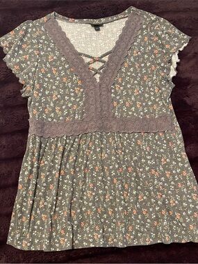 Torrid Green Floral Lace-Trim Peplum Top with Orange and White Flowers